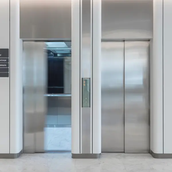 Elevadores y ascensores ¿son diferentes?